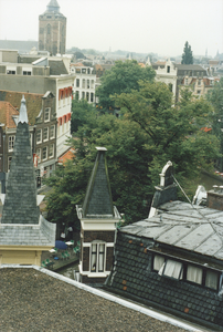 605962 Gezicht op de panden aan de Oudegracht te Utrecht met op de achtergrond de Buurkerk, gezien vanaf het dak van ...